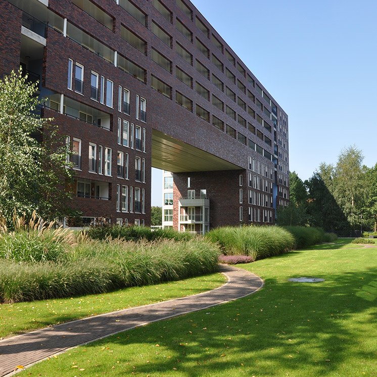 Het gaat naadloos over in een groene omgeving en loopt zelfs door tot aan het gemeentelijk groen.