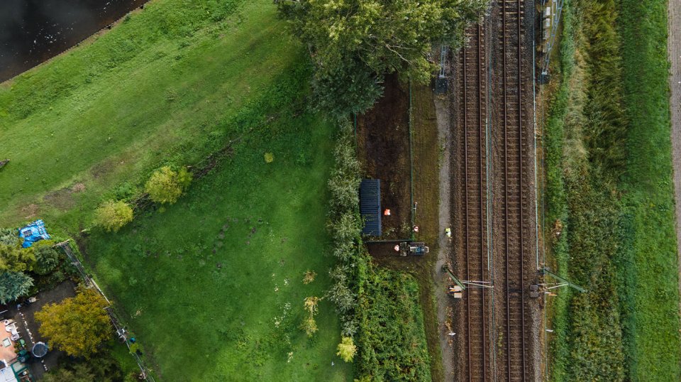 De medewerkers van Dolmans zijn allemaal opgeleid om te werken langs het spoor. Er zijn een aantal medewerkers specifiek degelijk met het werk bezig.