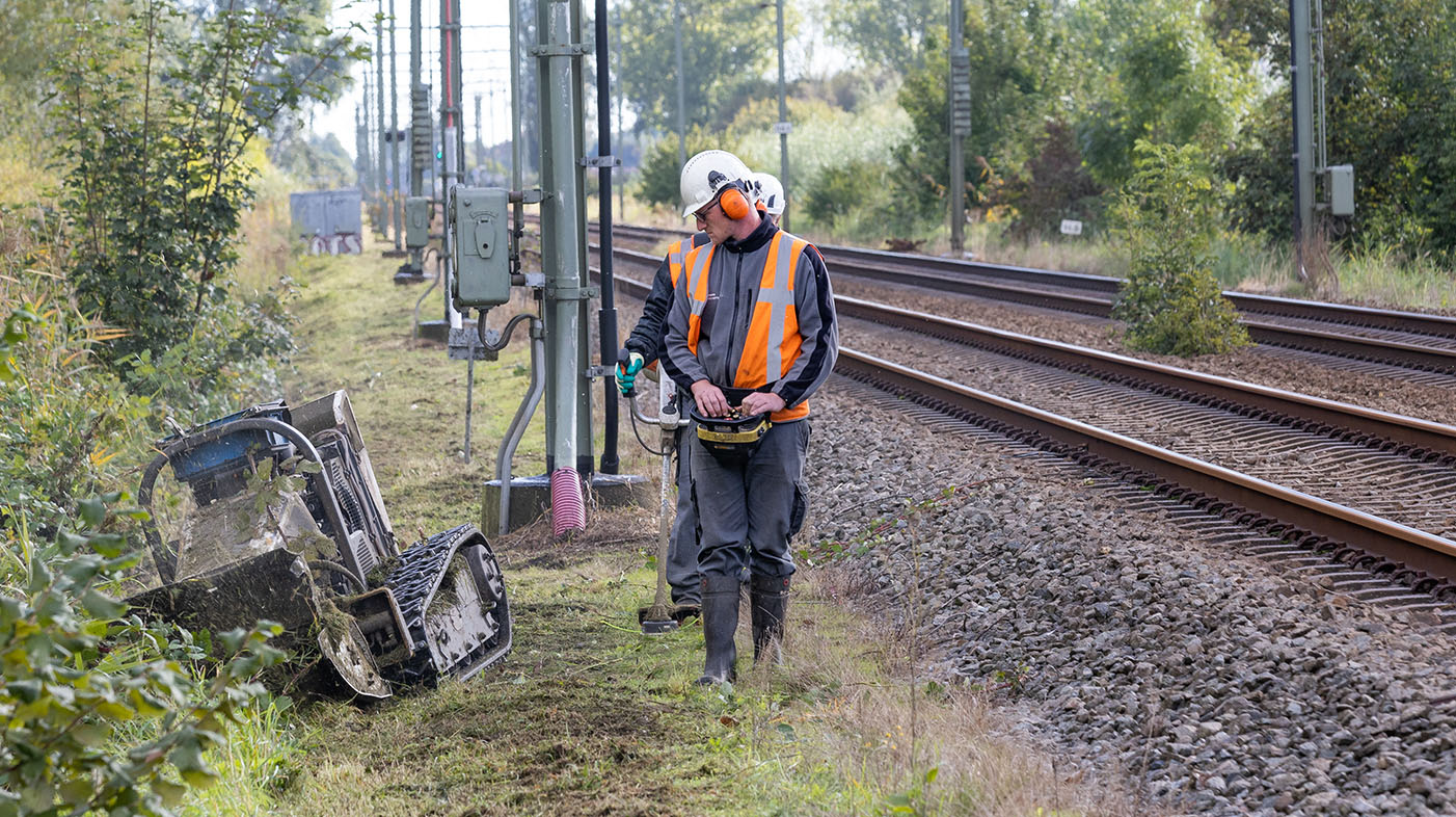 Groenwerkzaamheden langs het spoor moeten gladde sporen voorkomen en zorgen dat machinisten genoeg overzicht hebben.