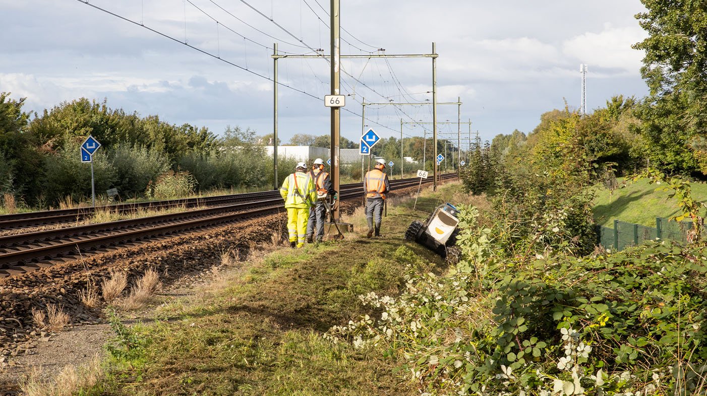 De medewerkers van Dolmans zijn allemaal opgeleid om te werken langs het spoor. Er zijn een aantal medewerkers specifiek degelijk met het werk bezig.