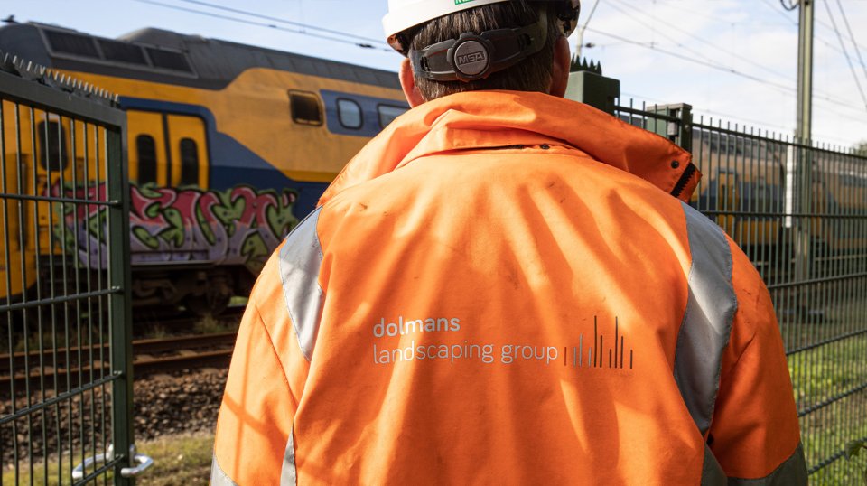 De medewerkers van Dolmans zijn allemaal opgeleid om te werken langs het spoor. Er zijn een aantal medewerkers specifiek degelijk met het werk bezig.