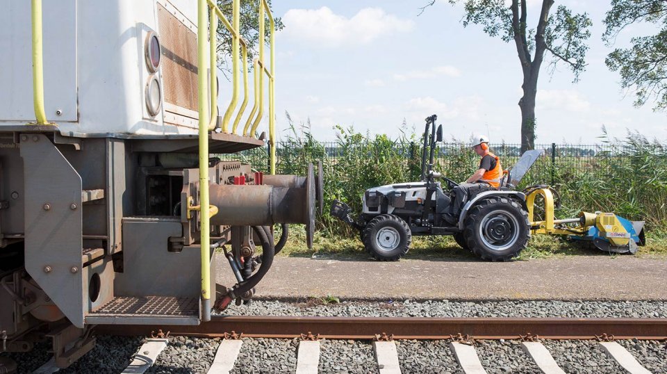 De medewerkers van Dolmans zijn allemaal opgeleid om te werken langs het spoor. Er zijn een aantal medewerkers specifiek degelijk met het werk bezig.