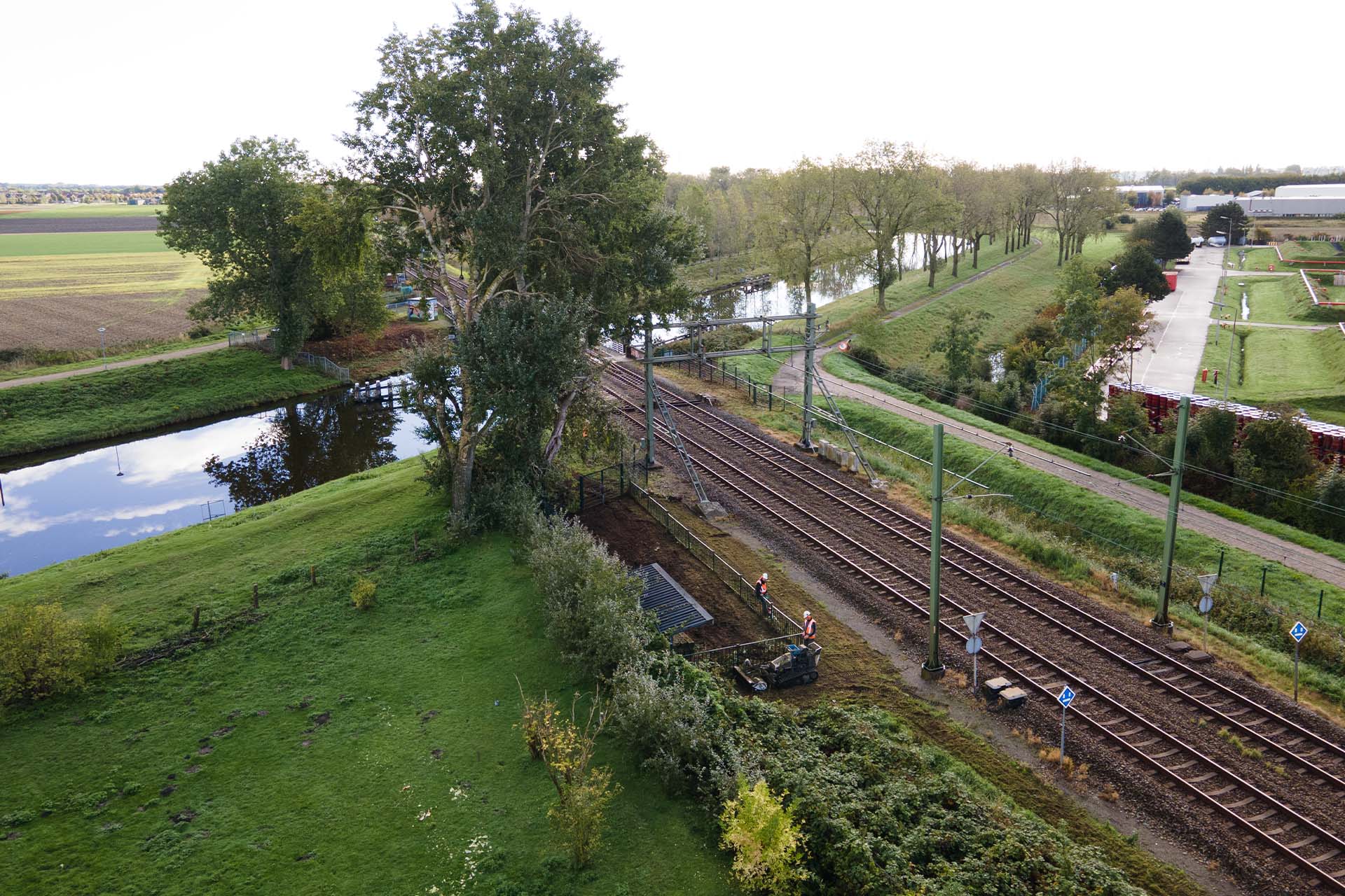 Groenwerkzaamheden langs het spoor moeten gladde sporen voorkomen en zorgen dat machinisten genoeg overzicht hebben.