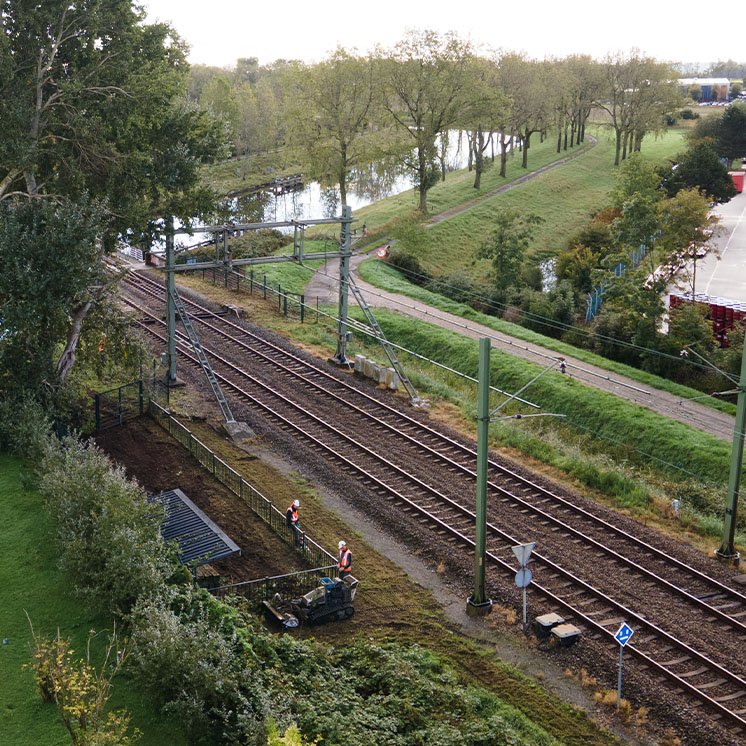 Groenwerkzaamheden langs het spoor moeten gladde sporen voorkomen en zorgen dat machinisten genoeg overzicht hebben.