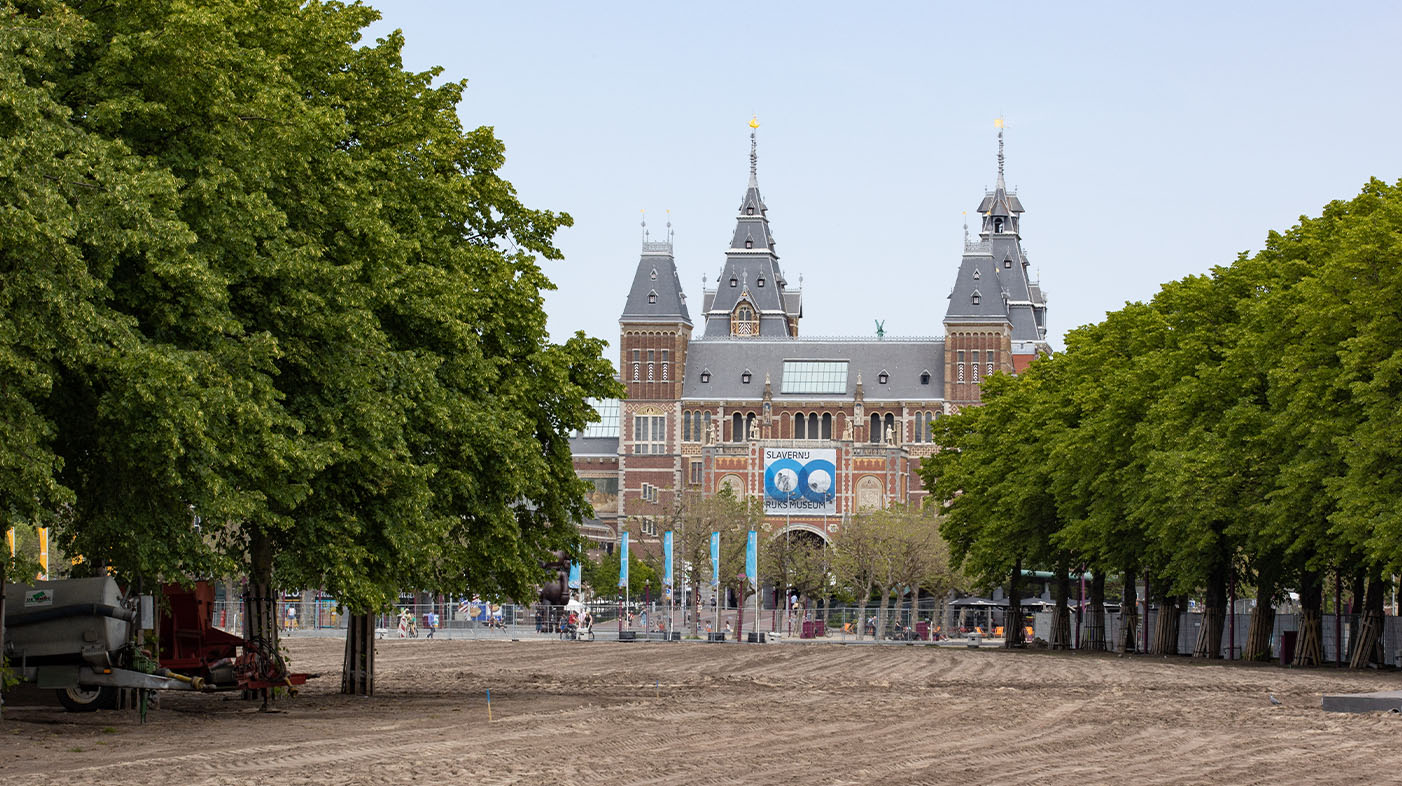 Uit vooronderzoek is gebleken dat zowel het gazon, drainagesysteem, beregeningsysteem en padenstructuur toe waren aan vervanging.