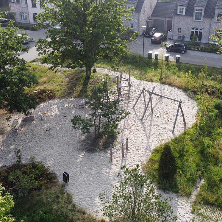 We planten naaldbomen en meerstammige krentenboompjes aan. Om de natuurlijke uitstraling te benadrukken wordt de weg meanderend vormgegeven.