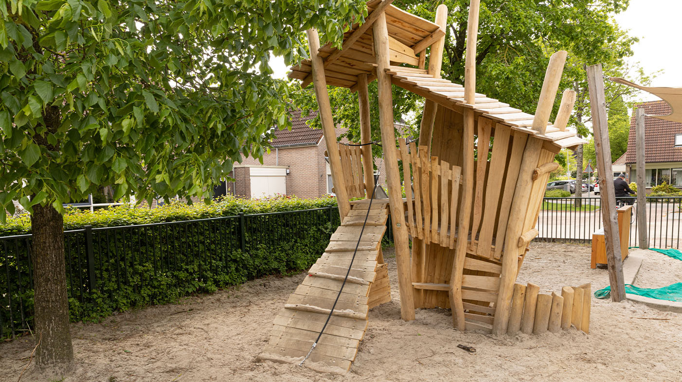 In samenwerking met het IVN wilde de basisschool het grijze schoolplein omtoveren tot een groene, schaduwrijke en uitdagende omgeving om te spelen, leren en bewegen.