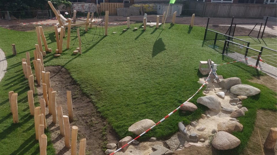 Het mooie en bijzondere aan dit project is de locatie van dit schoolplein. Je loopt zo vanuit de drukke stad dit mooie, open en overzichtelijke plein op.