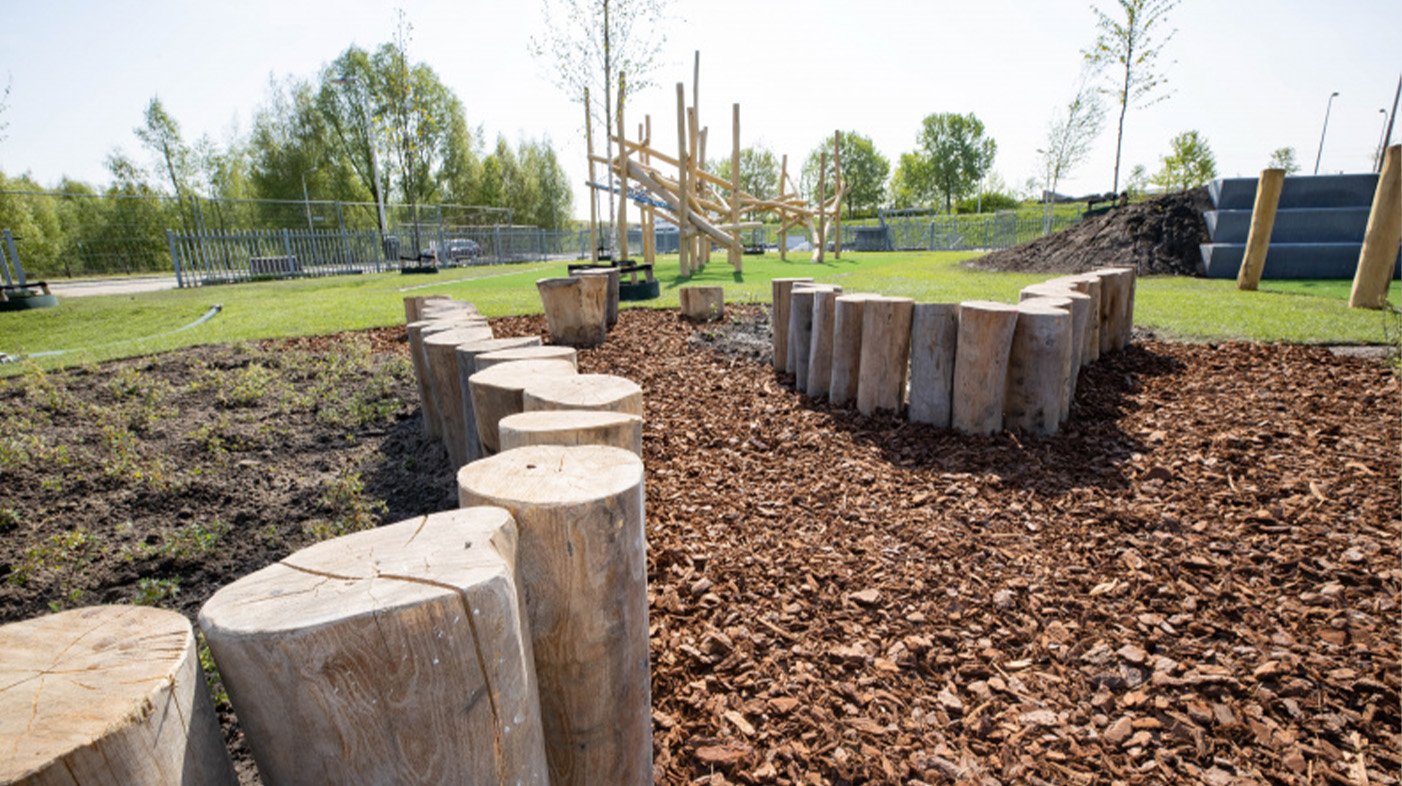 Het vergroenen van de speelpleinen en het ‘teerveld’ aan het Oldenzaalpad bij MFA Grote Beemd.