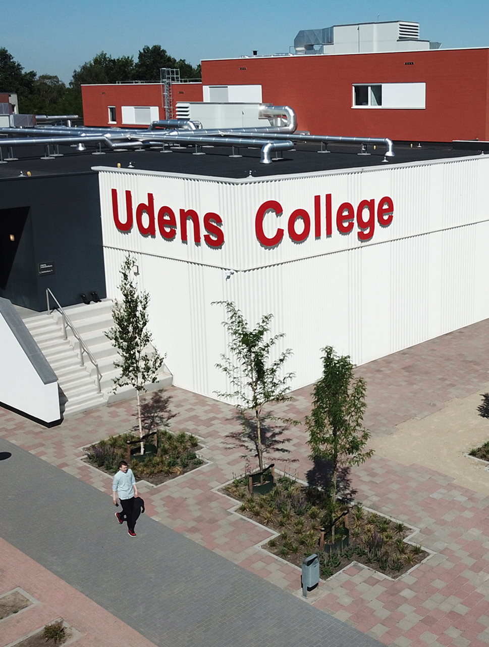 Het realiseren van een mooie buitenruimte voor het nieuwe onderwijsgebouw met sporthal van het Udens College.