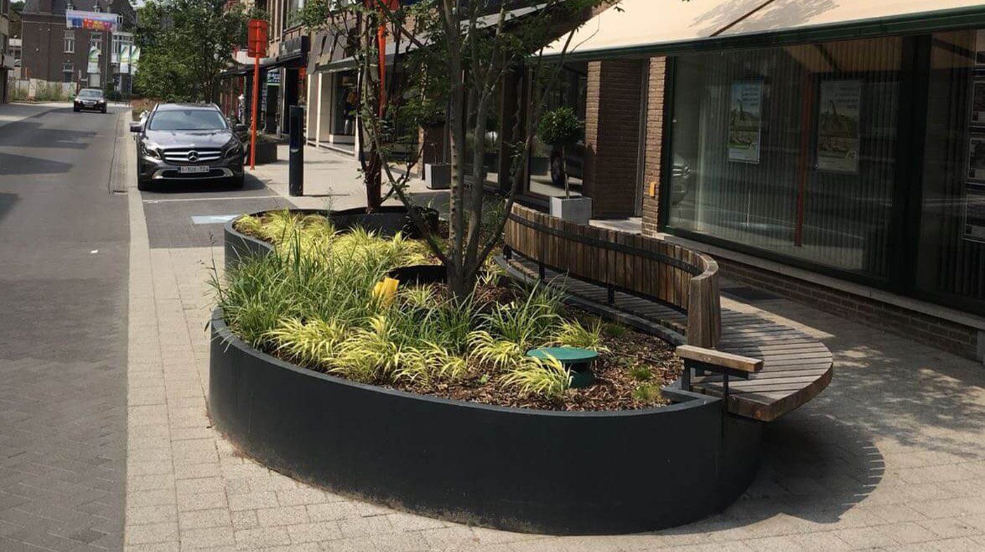 Voor de beplanting is gekozen voor speelse grassen en meerstammige bomen, die meteen meer karakter aan de winkelstraat geven.