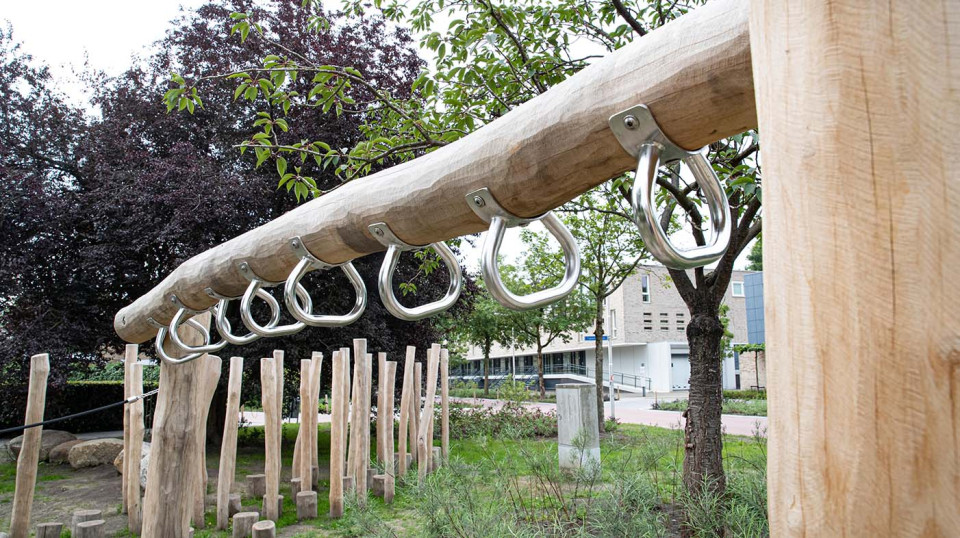 Er is een speelroute gemaakt met natuurlijke speelelementen zoals houten stapstammen, een mikado parcours, een evenwichtsbalk en grote stapkeien.