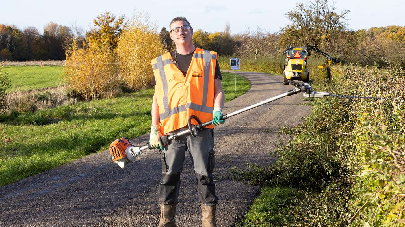 In opdracht van Natuurmonumenten wordt per jaar maar liefst 34 kilometer aan heggen en struweelhagen gesnoeid.