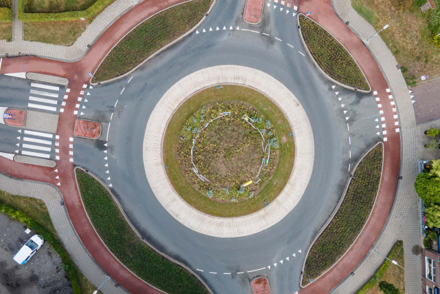 Het bijzonder aan deze opdracht was het feit dat bewoners van Duiven en de leerlingen van de scholen in de gemeente mochten meedenken over de invulling van de rotonde.