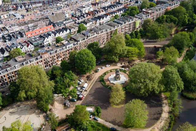 Midden in de Amsterdamse wijk de Pijp ligt het 4,5ha grootte Sarphatipark. Je zou het niet zeggen maar dit kleine doch fraaie park is het meest drukke park van Europa