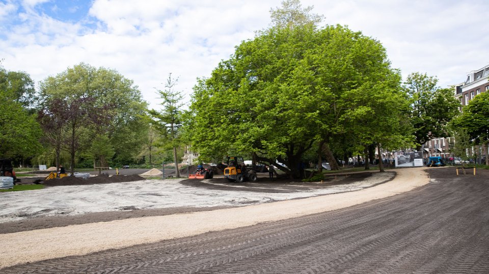 De focus van de werkzaamheden voor het Sarphatipark heeft gelegen op een nieuwe grasmat met drainage, herstructurering van de paden, bestrating en nieuwe aanplant.