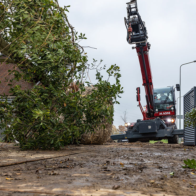 In opdracht van een particuliere klant is de tuin met een oppervlakte van meer dan 2750 m2 van de tekentafel tot aan het grondwerk, en van het civiele werk tot aan de laatste aanplant vernieuwd