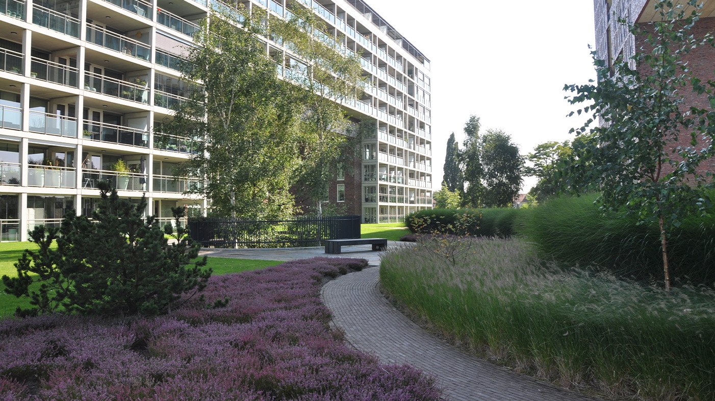 Het gaat naadloos over in een groene omgeving en loopt zelfs door tot aan het gemeentelijk groen.