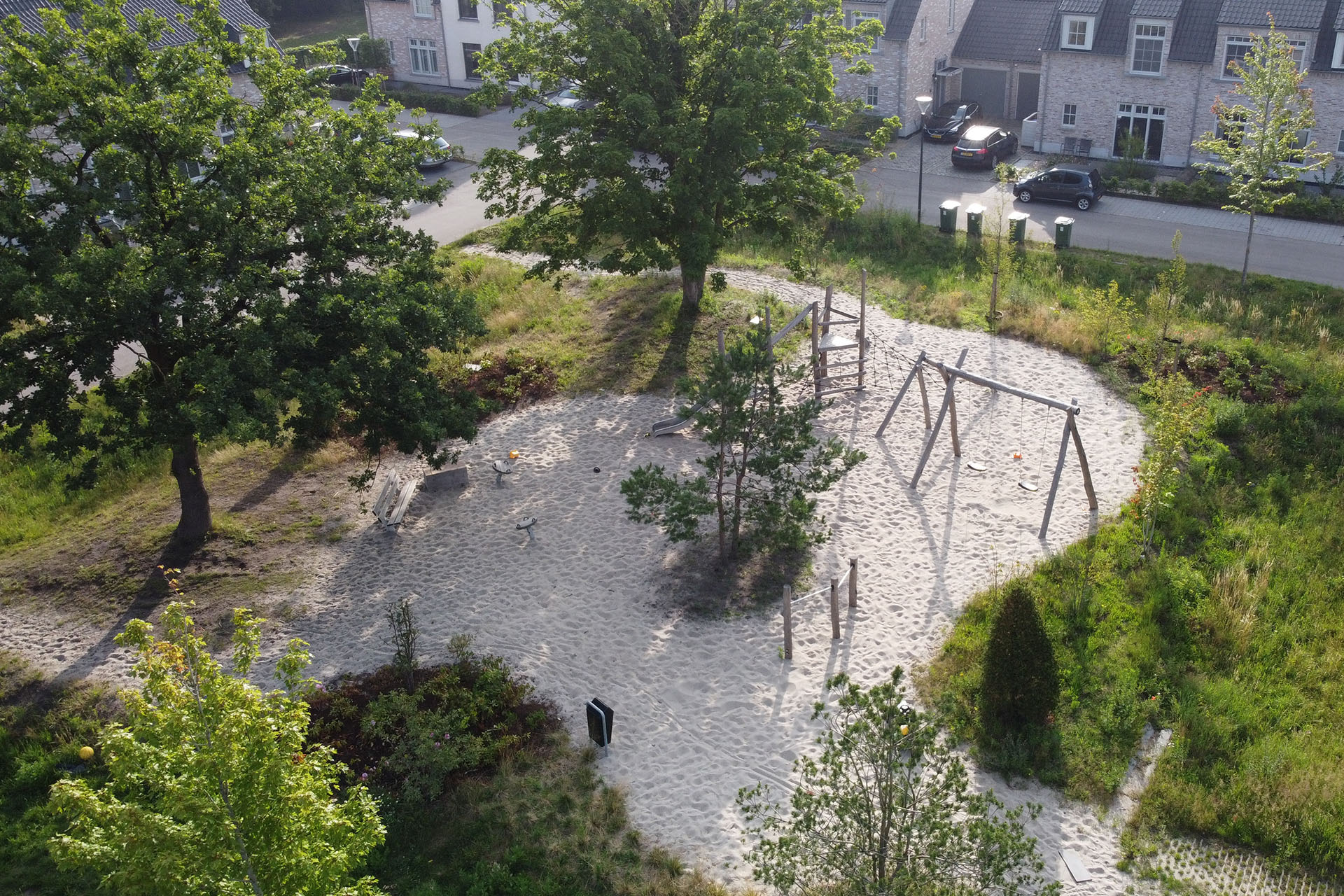 We planten naaldbomen en meerstammige krentenboompjes aan. Om de natuurlijke uitstraling te benadrukken wordt de weg meanderend vormgegeven.