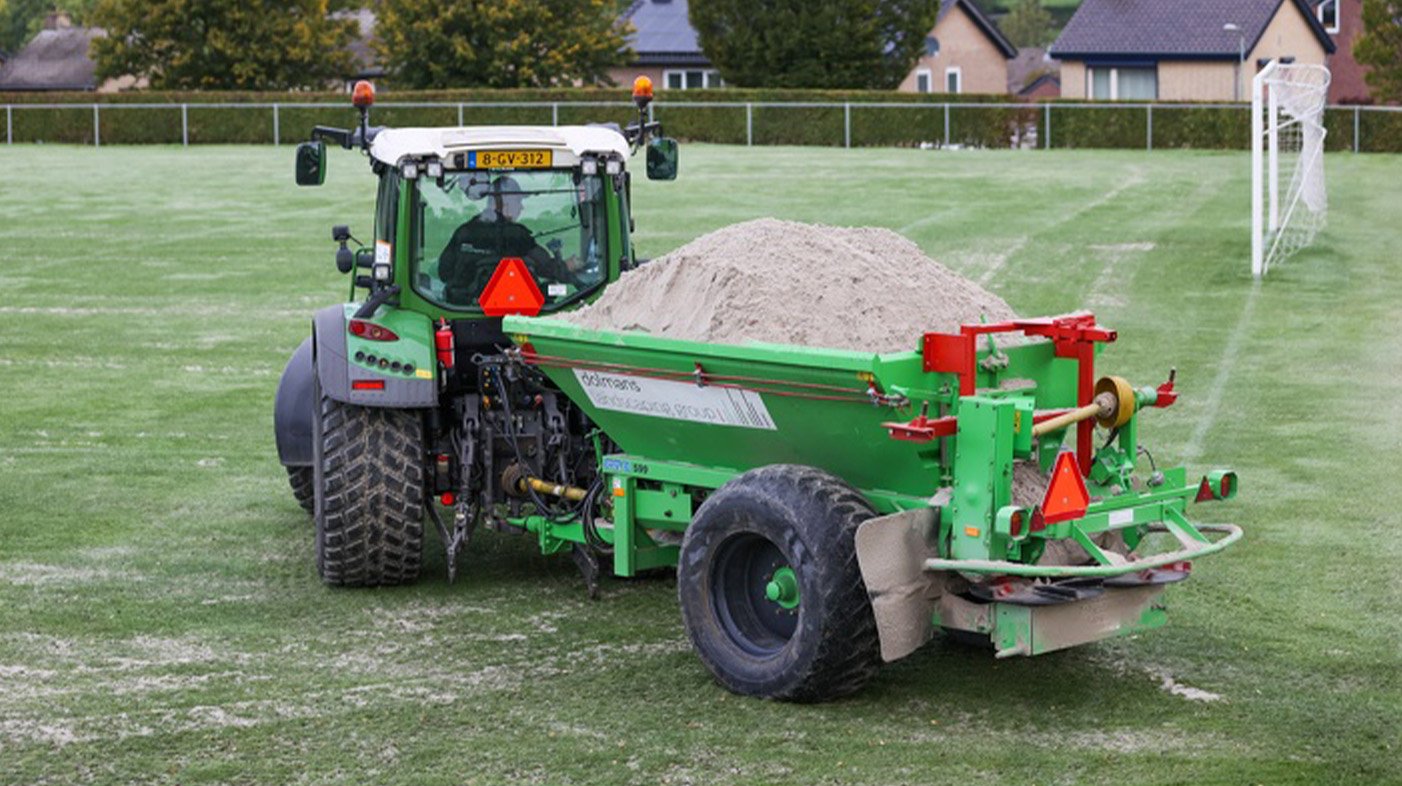 De medewerkers voeren handmatige werkzaamheden uit (hand- en spandiensten). Dolmans beschikt over een PSO 30+ certificaat.