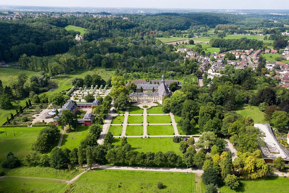 Je kunt bij ons terecht voor zowel de aanleg als herinrichting van groen, vijvers, bestrating en paden.