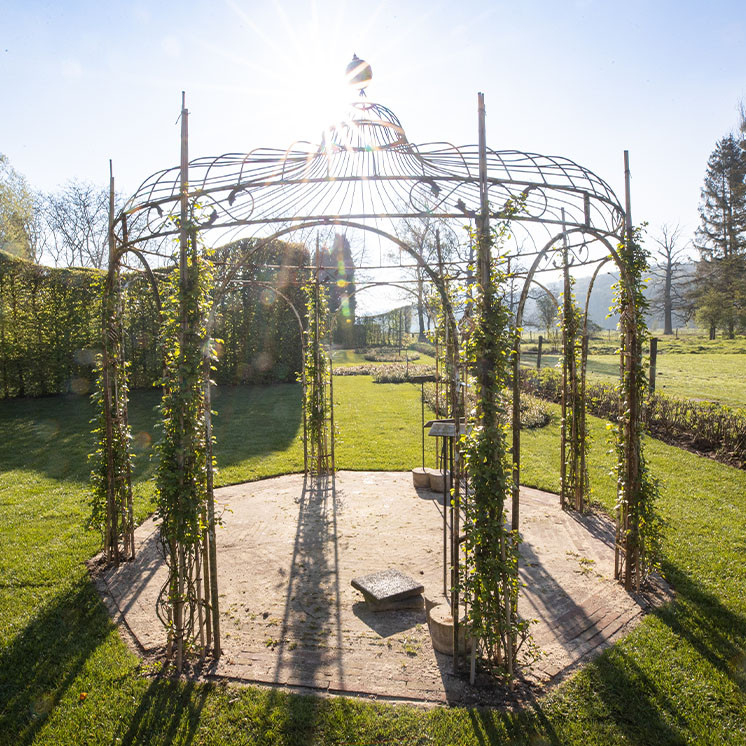 In het park bij Chateau St. Gerlach ligt een verborgen pareltje, de rozentuin. Langs de meanderende Geul en met een prachtig uitzicht over het Geuldal.