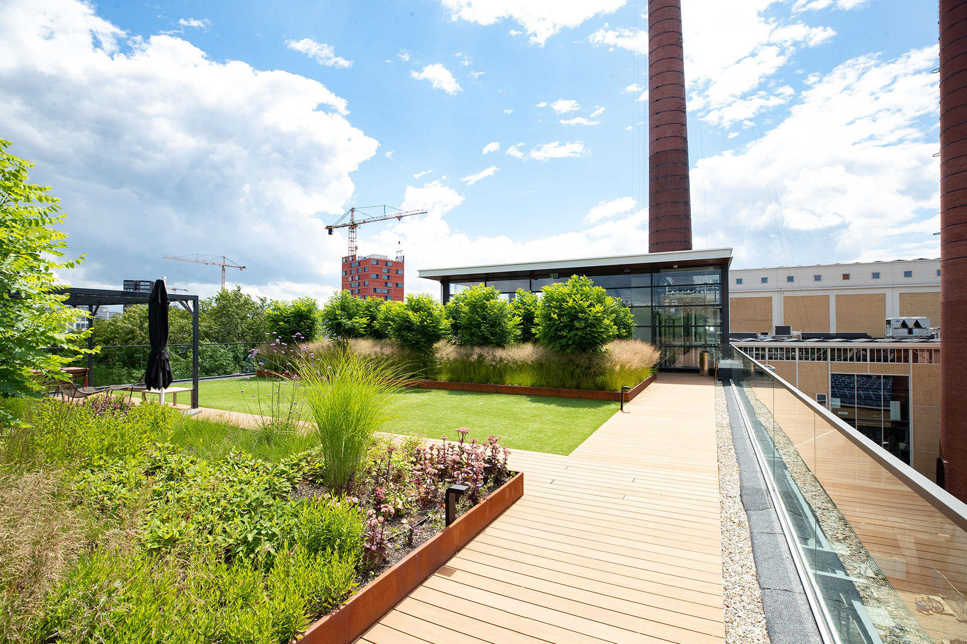 Dolmans Landscaping Group is een familiebedrijf met aandacht voor groen en elkaar. We zijn gedreven om samen elke dag beter te worden voor de wereld om ons heen.