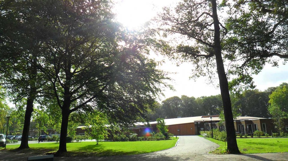 Het aanleggen van een groene buitenruimte op het terrein van verpleeghuis Boswijk te Vught.