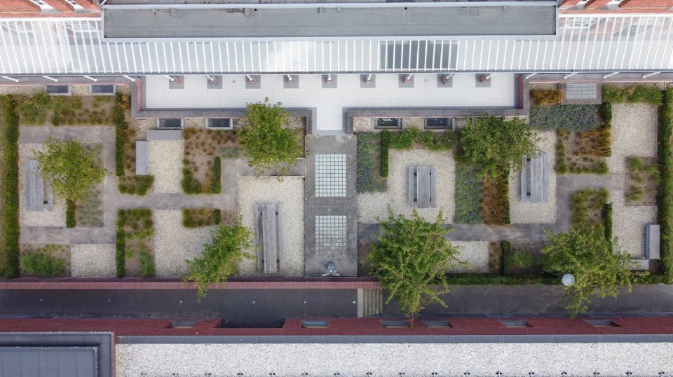 De groenblijvende hagen omkaderen de verschillende tuinkamers welke zijn eigen meubilair hebben.